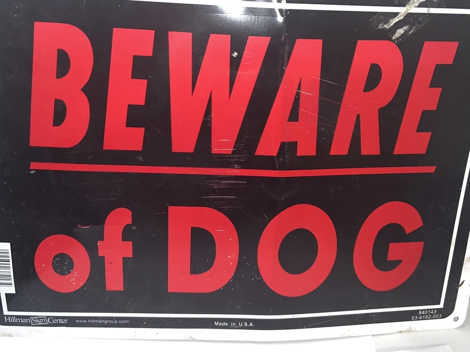 Placa de aviso "CUIDADO COM O CACHORRO" METAL ALUMÍNIO LEVE PRETO USADO - Imagem 3 de 4