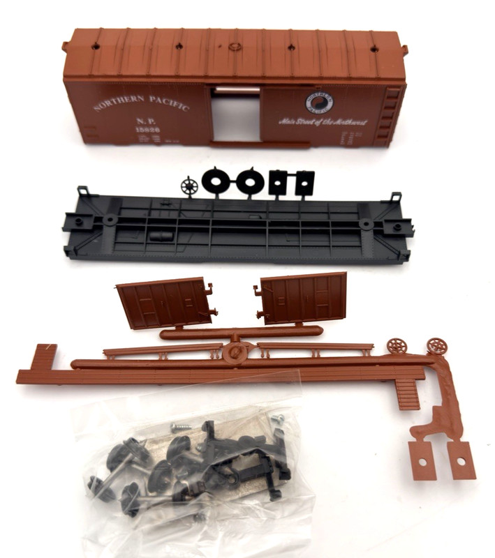 HO Roundhouse Northern Pacific 40' Boxcar Kit Road #15826 In Original Box