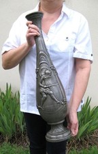 Important Vase En étain Repoussé Signé A. Villien.