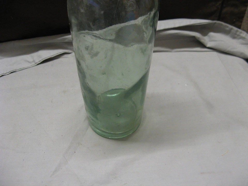 Ancienne bouteille en verre soufflé – vert d’eau clair – XIXe siècle ? – 29,5 cm - Photo 2/4