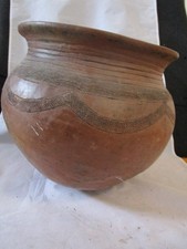 Pot à eau traditionnel africain en terre cuite