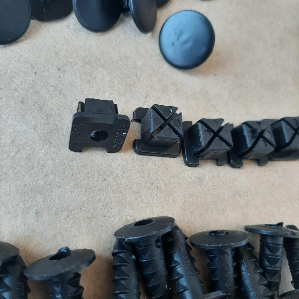 Clips complete set LADA 2104 2105 salon Pistons. Interior fastener Laika Riva Foto 4 de 4