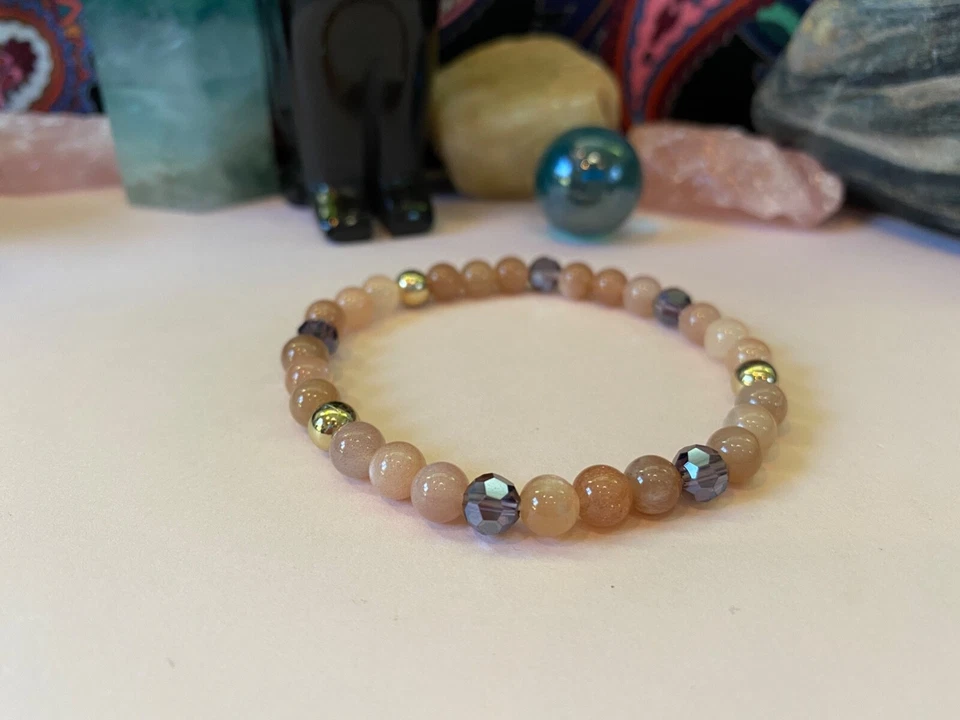 桃色月光石手链带紫色欧式水晶。 6.5 英寸。 弹性。 — 第 2/4 张图片