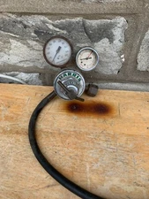 Harris No 25-180 Compressed Gas Pressure Regulator Gauges & Hose USA made