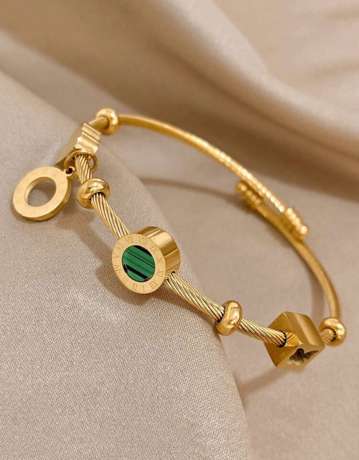 Bracelet maille gourmette en acier doré et son médaillon cœur poli pour femme