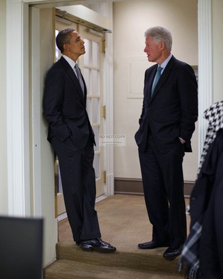 11X14 PHOTO - BARACK OBAMA AND FORMER PRESIDENT BILL CLINTON (LG-010)