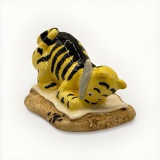 Royal Doulton Winnie the Pooh Collection Figurine Tigger Signs The Rissolution