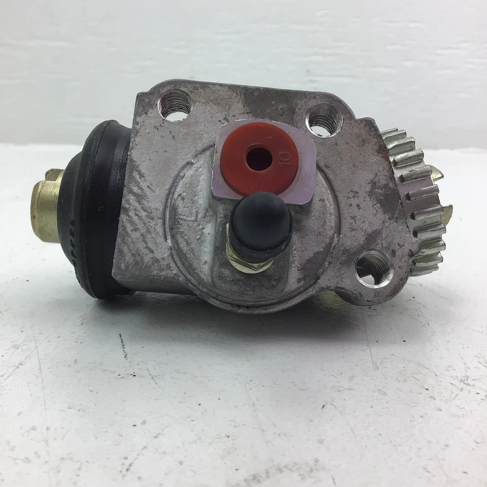 Cilindro de rueda de freno de tambor EIS EW96723 para camioneta Toyota Hi-Lux 72-74 Foto 3 de 4