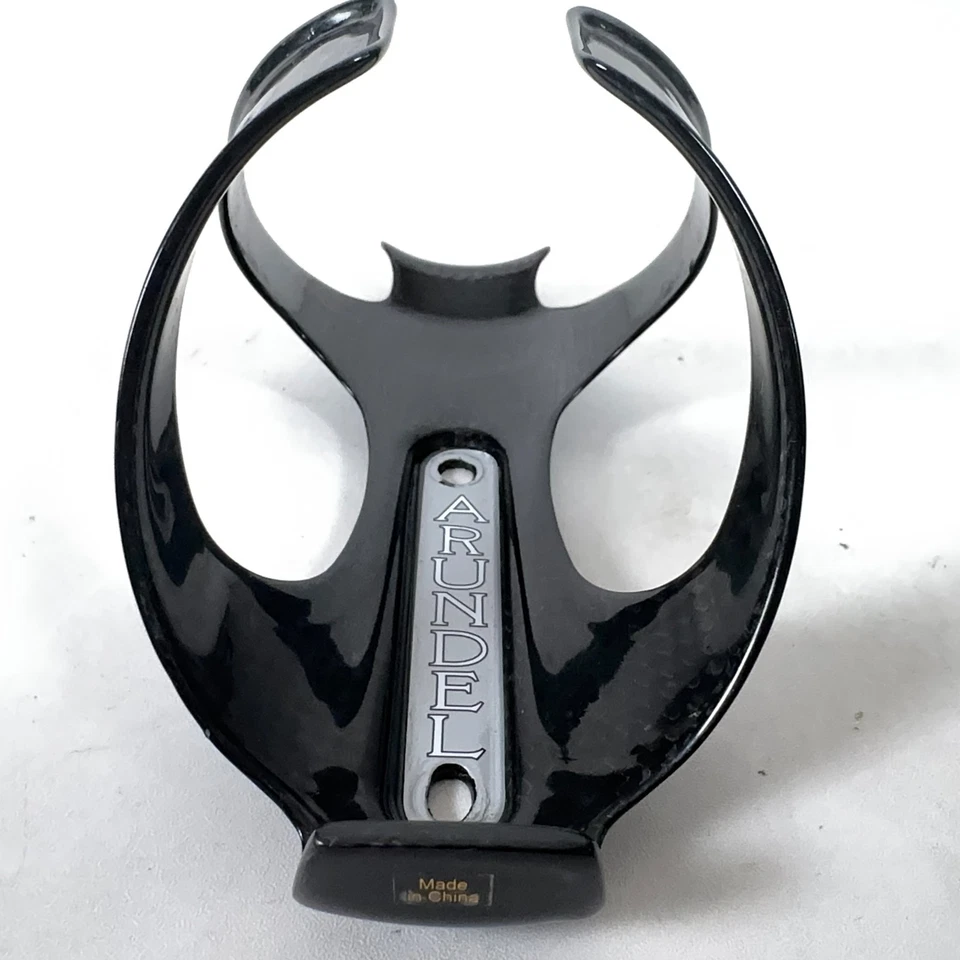 Jaula para botellas de agua Arundel Dave-O en fibra de carbono tejido 3K con logotipo plateado 28 g Foto 2 de 4