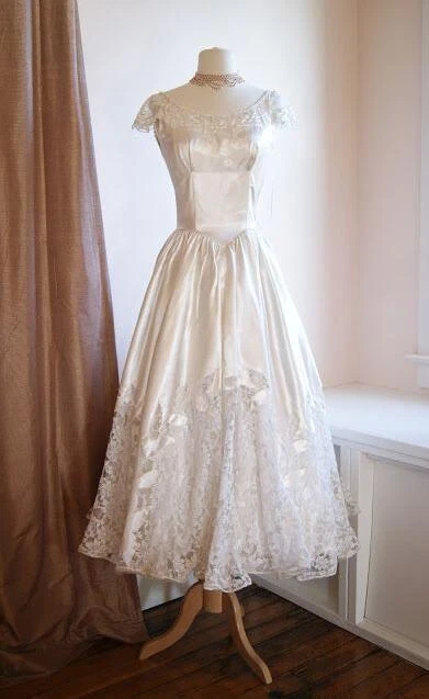 Vestidos de novia vintage de satén con cuello redondo manga corta hasta el tobillo Foto 3 de 4