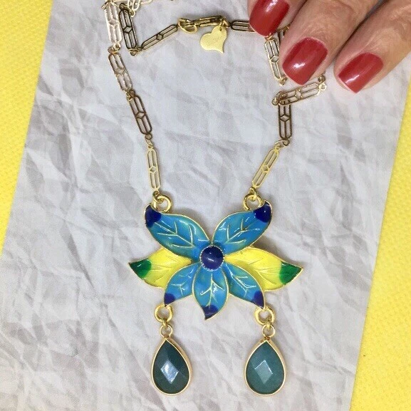 Collana Con Pietre E Fiore Orchidea Smalto Verde Giallo Blu - Immagine 2 di 4