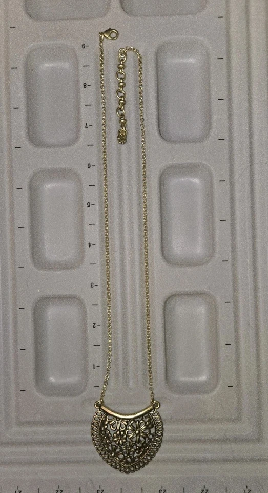 Collar escudo flor marca Lucky de 20" Foto 3 de 4