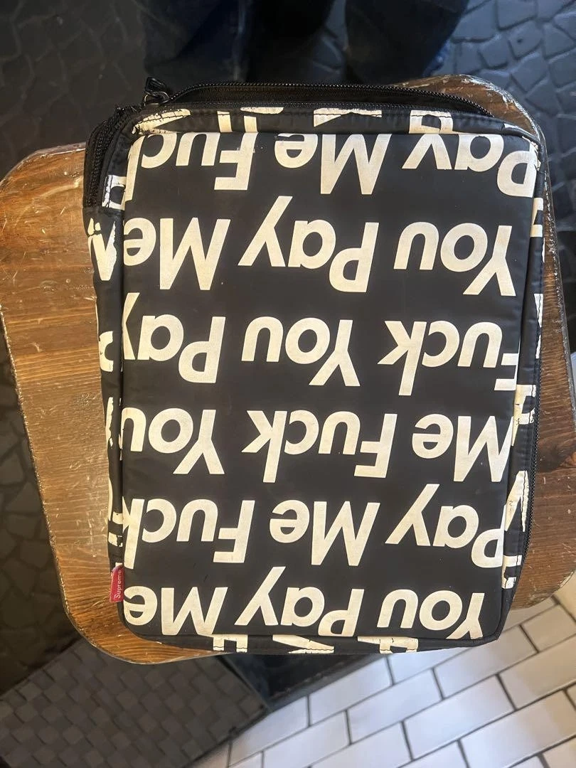Étui iPad Supreme Porter Pay Me Collaboration édition limitée homme modèle rare col