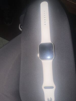Apple Watch SE 44mm Goldton Aluminiumgehäuse mit Sandrosa Sportarmband - Regular