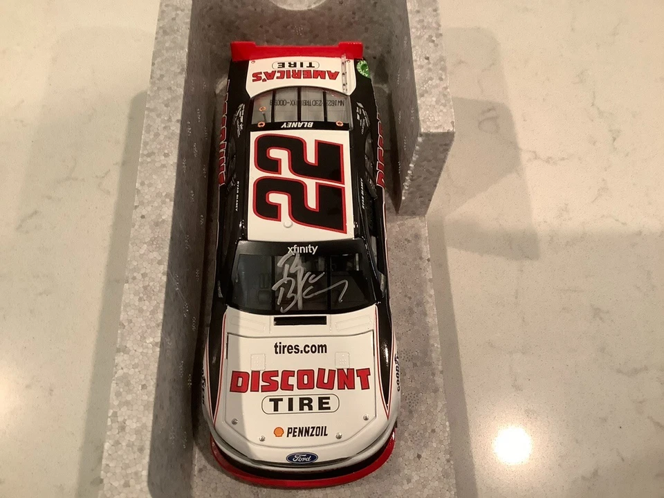 Ford Mustang 2016 autografiado por Ryan Blaney neumático de descuento fundido a presión y tarjeta Foto 2 de 4