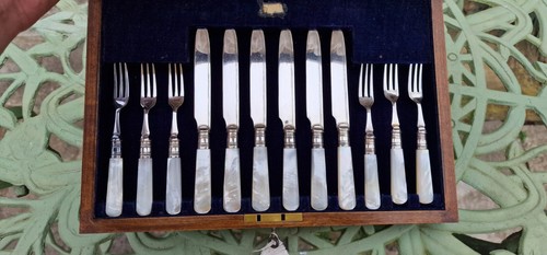 12 BEAUTIFUL CASED MOTHER OF PEARL HANDLED SILVER PLATED FRUIT KNIVES & FORKS - Picture 23 of 23