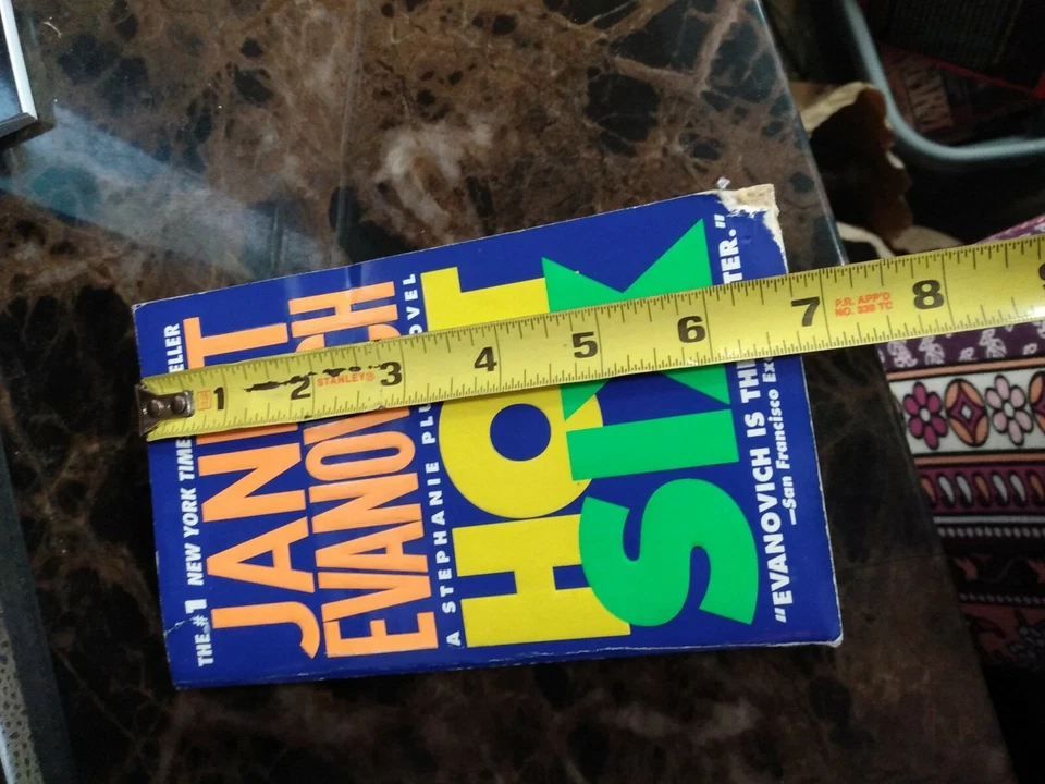 Hot Six 6 by Janet Evanovich. (Cm) - Image 3 of 4