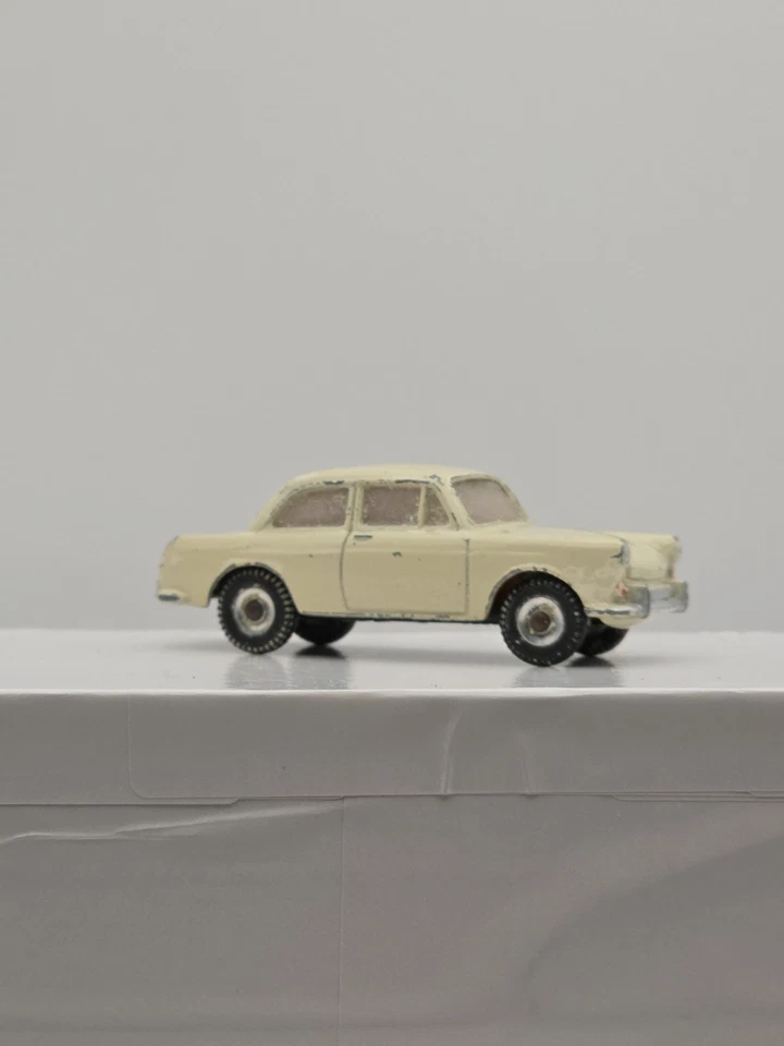 Dinky Toys 144 Volkswagen 1500 berlina blanco con interior rojo ventanas niebla  Foto 4 de 4
