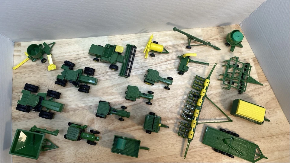 Juego de 19 implementos para tractor John Deere. ERTL 1/64 Foto 2 de 4