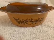 Pyrex 1 1/2 quart old orchard oval baking dish with lid