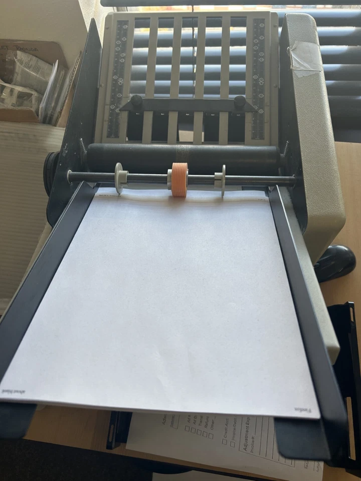 Carpeta de papel automática Martin Yale modelo 1501 CV-7. 7.500 hojas por hora, 8,5 x 11  Foto 3 de 4