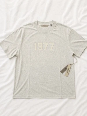 Fear of God Essentials 1977 T-shirt Light Oatmeal XL Neuf - Photo 1/4