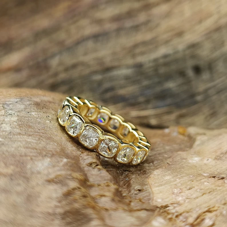 Anillo de eternidad de boda de diamantes simulados de corte cojín de 4 quilates enchapado en oro amarillo de 14 k Foto 3 de 4