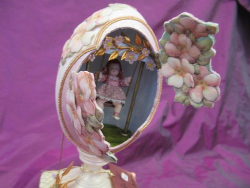 Nan's Eggart Mrs. George A Klein Signed real egg decorated music box 9.5" - Picture 3 of 13