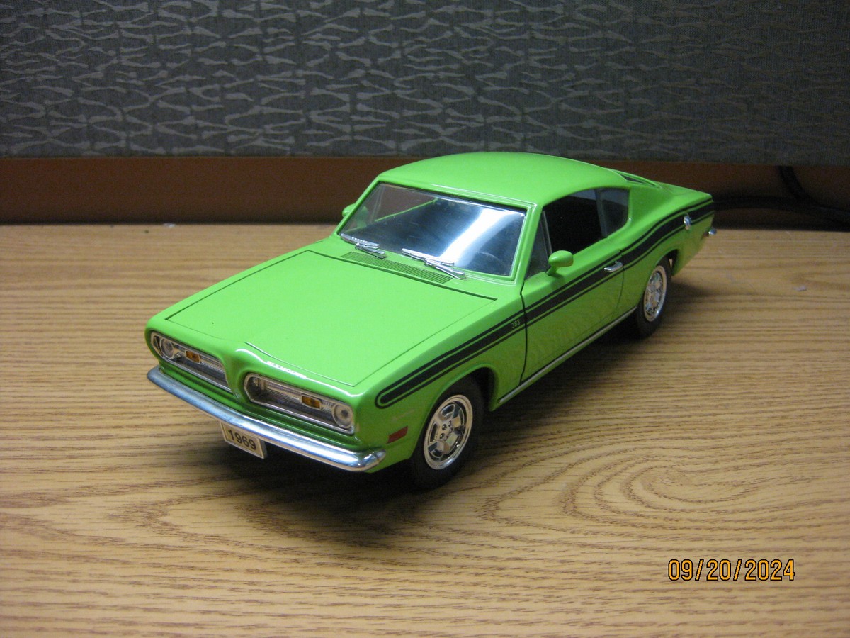 1969 Plymouth Barracuda 1/18(サブライムグリーン) 1/18 1969 PLYMOUTH BARRACUDA ,LIME GREEN , BY ROAD LEGENDS