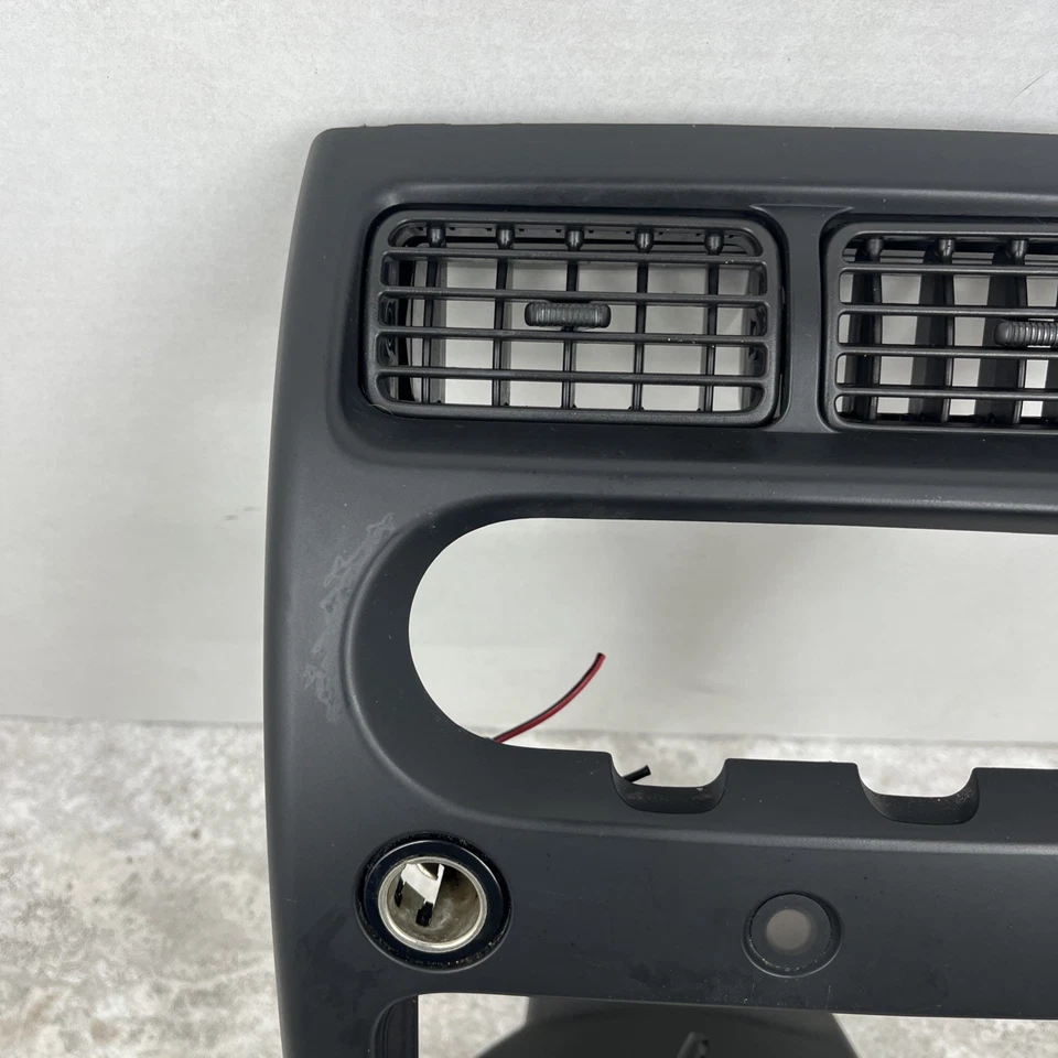 2002 - 2004 年日产 Xterra XE 中心仪表板收音机挡板气候控制挡板黑色 — 第 4/4 张图片