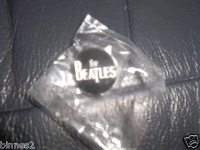 THE BEATLES BLACK & WHITE METAL LOGO PIN BADGE BROCH BRAND NEW STILL IN PACKET