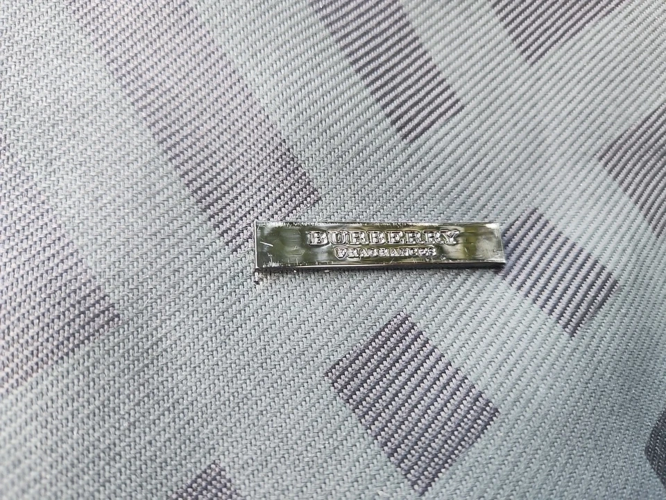 Bolso de Mano Burberry Para Mujer Extremadamente Grande Auténtico Burberry Fragancias De Colección Foto 2 de 4