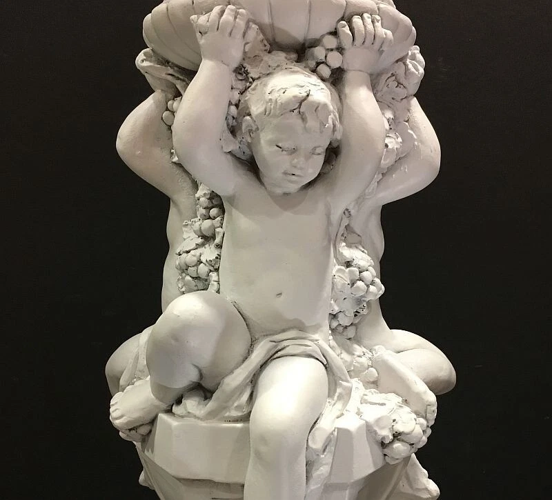 Pedestal neoclásico / Soporte para plantas. Querubines. Yeso. Continental Art 1967. Foto 3 de 4