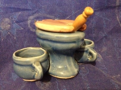 Amusant saleron en céramique !! De forme de "toilettes " avec 2 pots - Photo 1/4