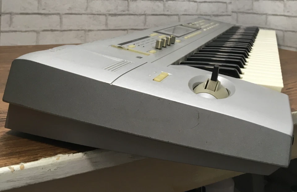 Korg Triton Le 61 Tasten Keyboard Synthesizer Music Le61 Silver w/ Adapter - Image 4 of 4