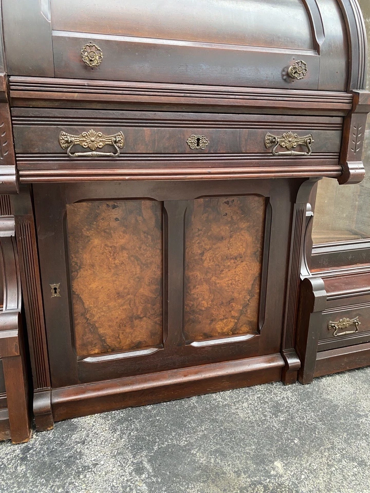 ESCRITORIO CILINDRO VICTORIANO DE NOGAL Y BURL CON ESTANTERÍA Foto 2 de 4