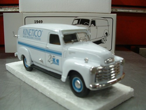 KINETICO WATER 25TH ANNIV. 1949 CHEVROLET DELIVERY PANEL VAN TRUCK FIRST GEAR - Picture 4 of 6
