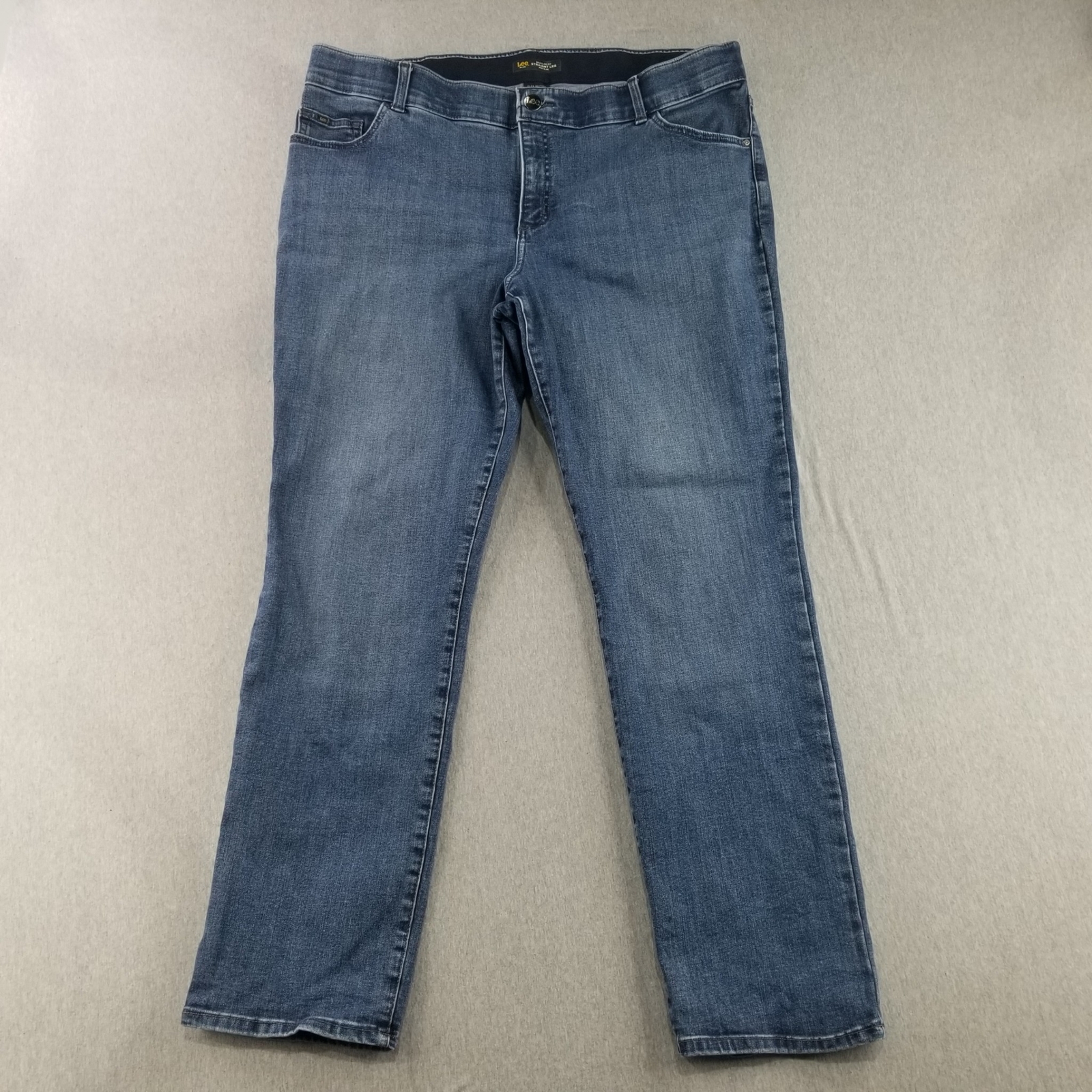Lee Jeans Women's Size 20W Blue Med Wash Long Regular Fit Straight Cut Mid Rise