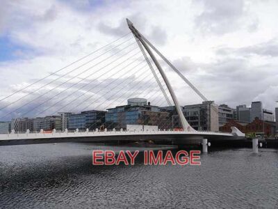 FOTO SAMUEL BECKETT BRÜCKE DUBLIN STRASSENBRÜCKE IM BAU ALS TEIL VON TH