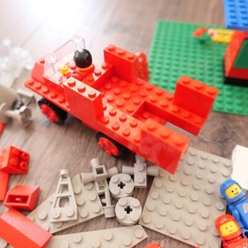 Vtg 1983 Lego Basic Building Set 577 Parts Lot  w/ MiniFigs & 2 Space Figs !!!