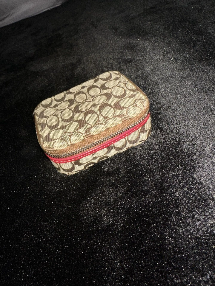 Estuche Triple Pastillero COACH Caqui con Borde Rosa  Foto 3 de 4