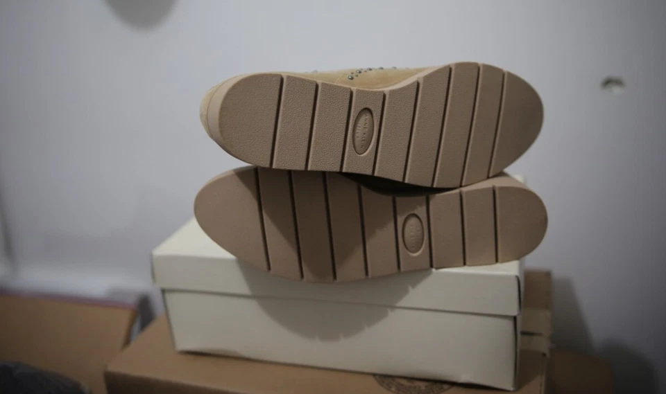 Nuevo con etiquetas Anne Klein Gamuza Oxford Beige/Natural. Talla 7,5. nuevo con caja. Foto 4 de 4