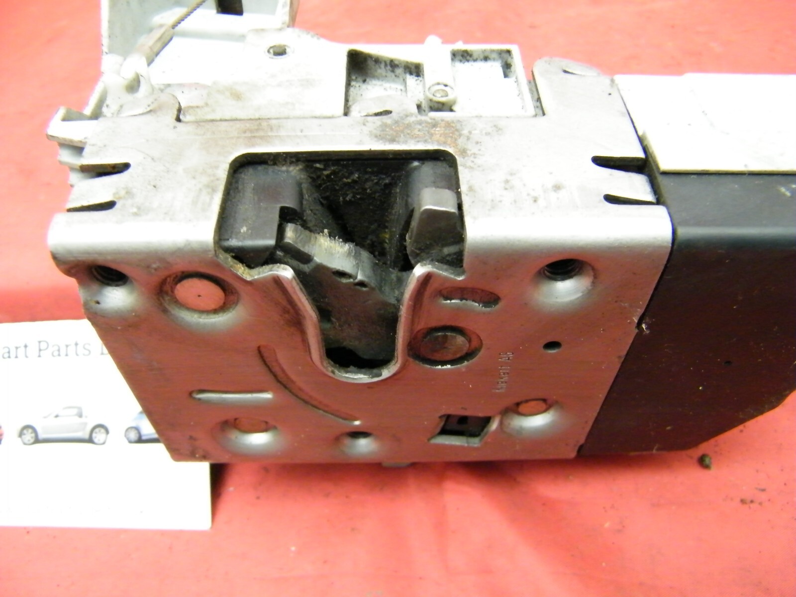 SMART 452 ROADSTER 20032007 OS RIGHT DRIVERS FRONT DOOR LOCK CATCH