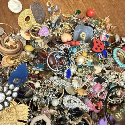600+ Individual Earrings Lot 9 Pounds Vintage Modern Mixed Styles Earrings - Picture 3 of 22