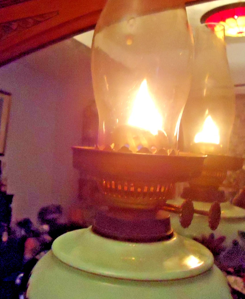 ANTIQUE WORKING OIL LAMP APPROX 2FT GREEN PAINTED FONT BRASS AND STONE BASE - Image 3 of 4