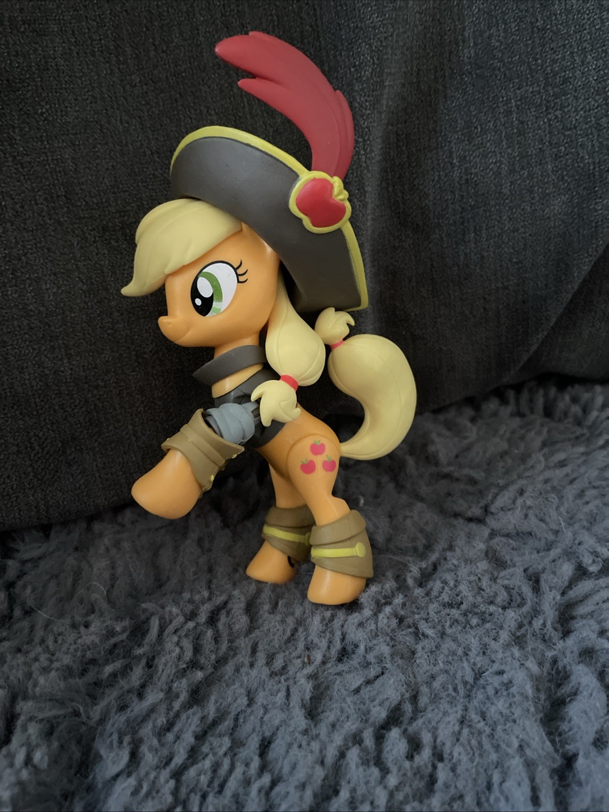 My Little Pony Guardiani dell'Armonia Applejack pirata con cappello posabile