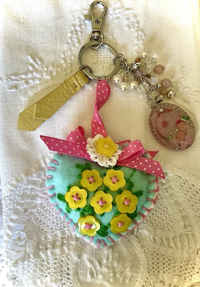 Hecho a mano Acolchado Corazón Llavero Cartera Dije con Flores Arcos y Botones Foto 2 de 4