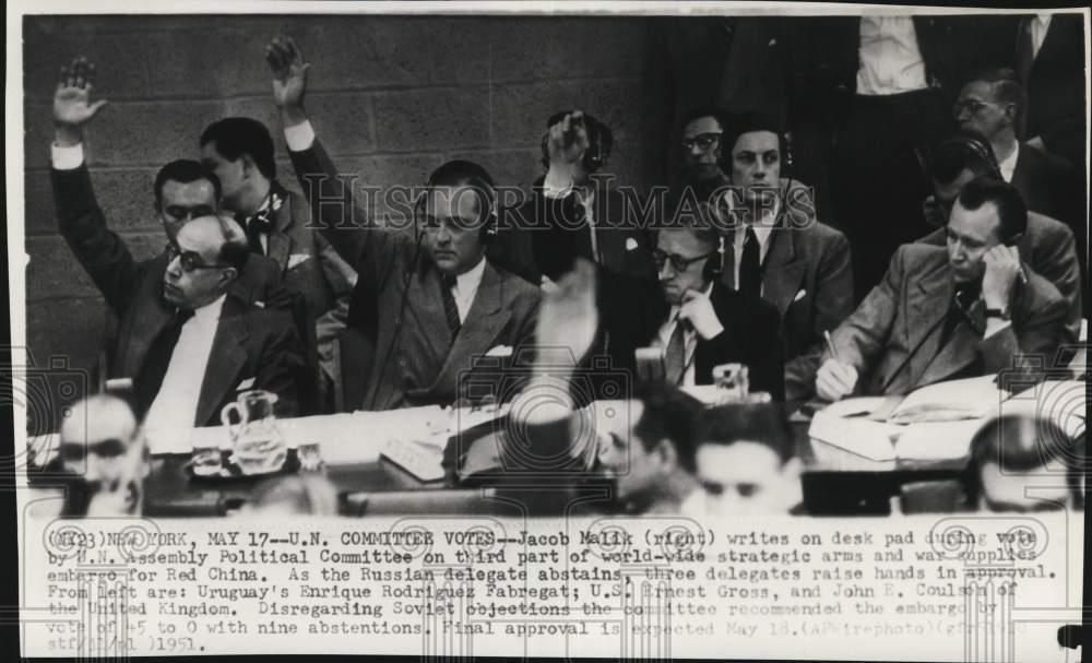 1951 Press Photo Un Delegates During Arms &Amp; War Supplies Embargo Meeting In Ny