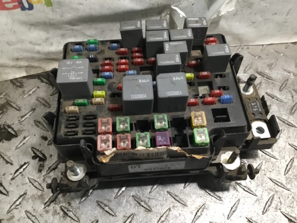 Silverado Sierra 3500 2500 2003 6,6 L 4x4 Lly diésel bajo capó caja de fusibles Foto 2 de 4