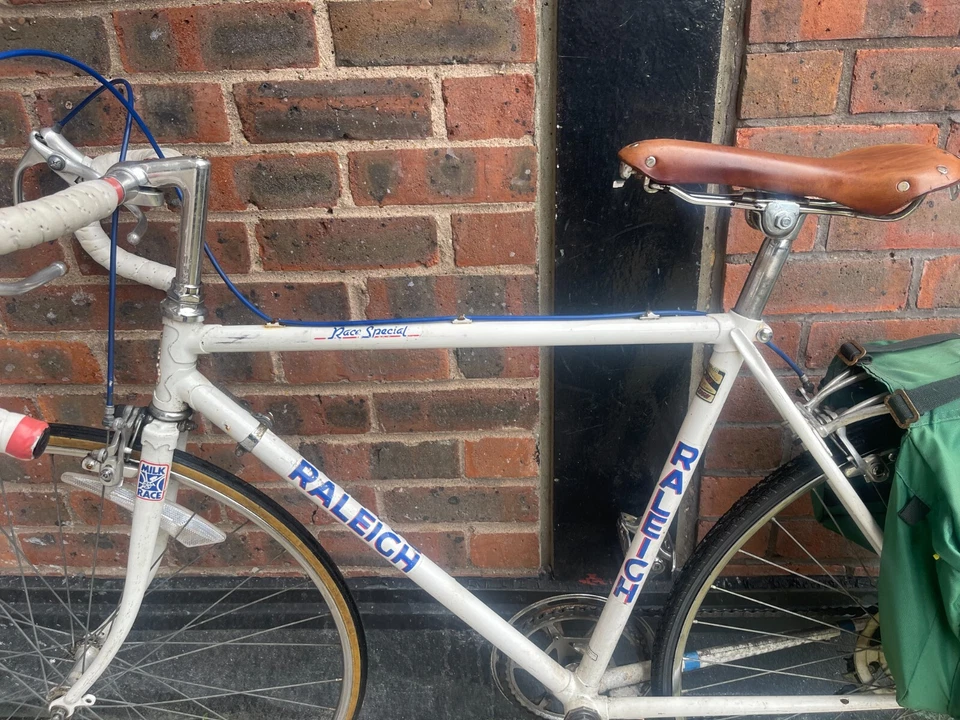 Bicicleta Raleigh, manillar abatible, asiento Brooks, construcción blanca y paquete verde! Foto 4 de 4